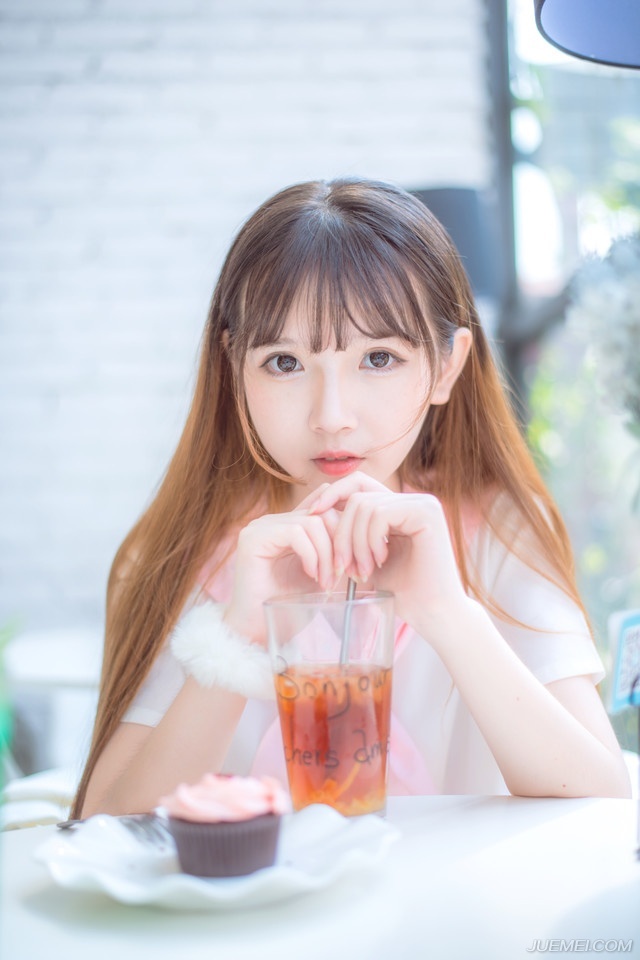 我们都曾付出真心，以不同的方式。我们只是当时理解不了彼此，谁也不欠谁，爱情无需缅怀。你是那些年月里最烈的酒，我是真的认真醉过。